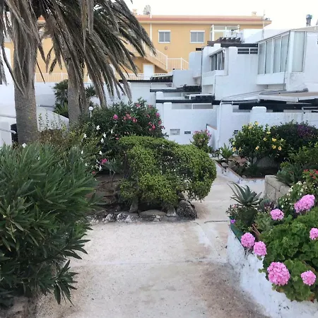 Coqueto Apartamento En Zona Privada Con Piscinas Y Cerca De La Playa *